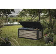 Garten Szene mit einer geöffneten Gartenbox zur Aufbewahrung von Kissen und Decken