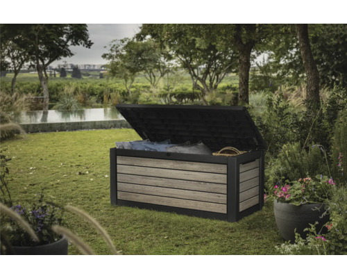 Garten Szene mit einer geöffneten Gartenbox zur Aufbewahrung von Kissen und Decken