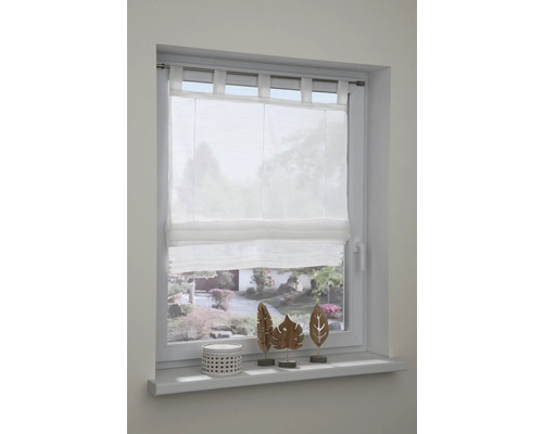 Fenster mit weißem Faltrollo und Dekoration