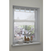 Weißes Faltrollo am Fenster mit Dekoration auf dem Fensterbrett