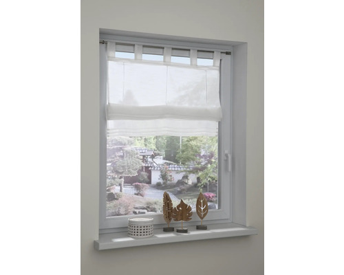 Weißes Faltrollo am Fenster mit Dekoration auf dem Fensterbrett