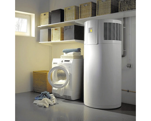 Buanderie avec sèche-linge, pompe à chaleur et étagères avec paniers