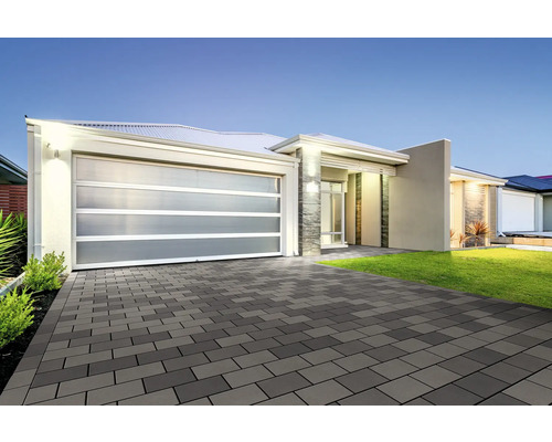 Modernes Einfamilienhaus mit gepflasterter Einfahrt und Garage