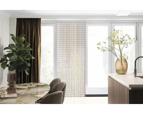 Pièce lumineuse et organisée avec rideaux, panneaux japonais, table à manger, chaises, plan de travail et décoration.