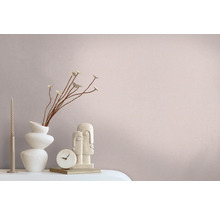 Décoration intérieure avec bougie, vase, horloge et sculpture sur une table
