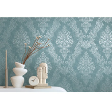 Mur décoratif avec papier peint à motifs et éléments décoratifs