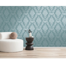 Salon avec papier peint à motifs, fauteuil et table d''appoint