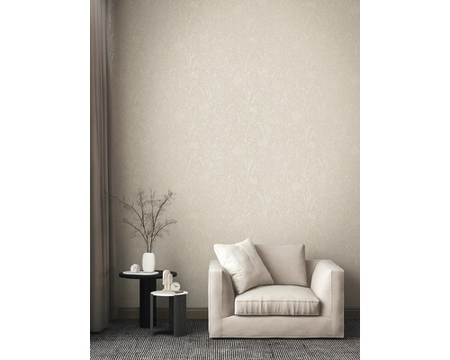 Espace de vie décoratif avec papier peint à motifs floraux, fauteuil et tables d''appoint