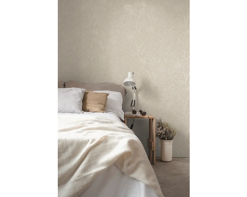 Chambre avec papier peint floral, lit et table de chevet