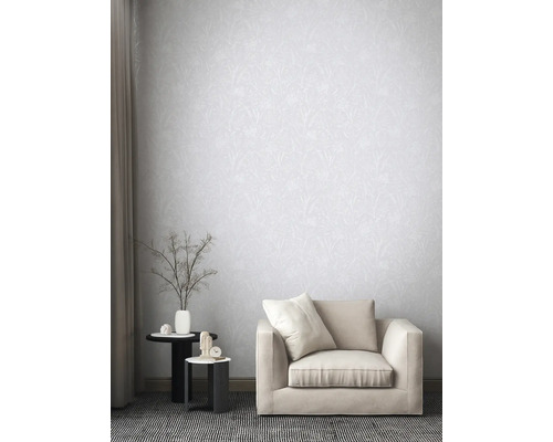 Wohnzimmer mit gemusterter Tapete, Sessel und Beistelltischen