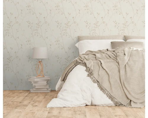 Schlafzimmer mit floraler Tapete, Bett und Nachttischlampe