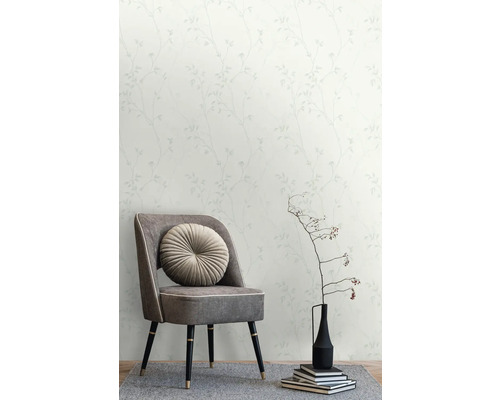 Szene mit floral gemusterter Tapete, Stuhl und Dekorationsgegenständen