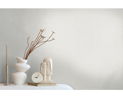 Arrangement décoratif avec vase, chandelier et sculpture