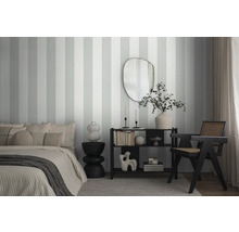 Chambre à coucher avec papier peint à rayures, lit, miroir et étagère