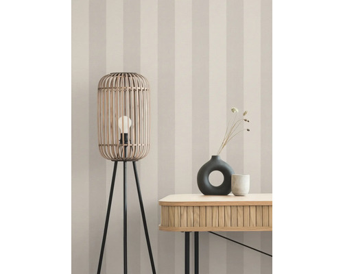 Szene mit Stehlampe mit Holzschirm, Vase und Tisch