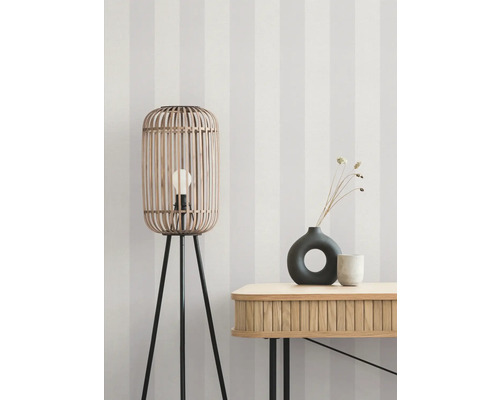 Szene mit Stehlampe aus Holz, Tisch und Dekoration