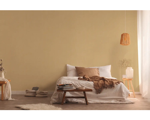 Schlafzimmer mit Bett, Nachttisch und dekorativen Elementen für eine gemütliche Atmosphäre.