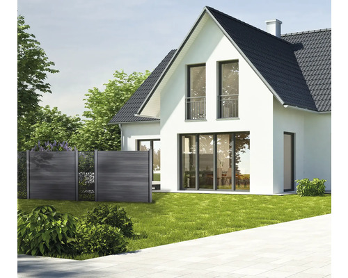 Moderne Zaunanlage aus Holzwerkstoff vor einem Wohnhaus