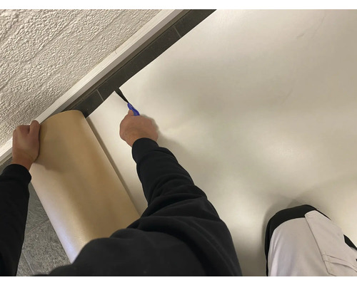 Pose d''un revêtement de sol avec un cutter