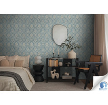 Schlafzimmer mit Bett, Regal, Stuhl und Ornamenttapete in hellem Design