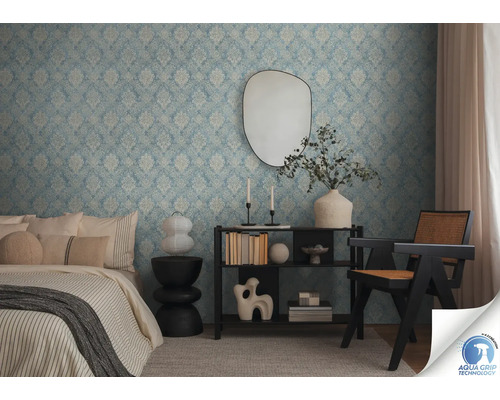 Schlafzimmer mit Bett, Regal, Stuhl und Ornamenttapete in hellem Design