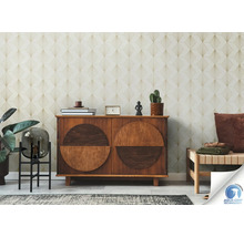 Wohnraum mit geometrischer Tapete, Holzkommode und Dekoration