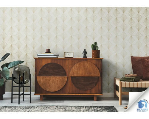 Wohnraum mit geometrischer Tapete, Holzkommode und Dekoration