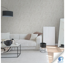 Helles Wohnzimmer mit beiger Mustertapete, Sofa und Dekoration