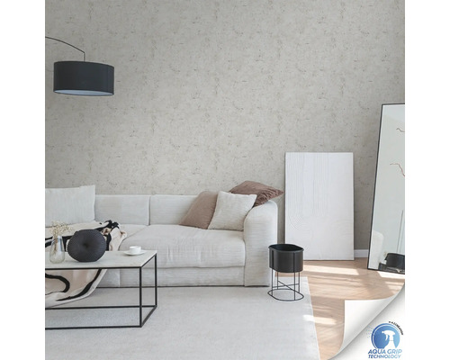 Helles Wohnzimmer mit beiger Mustertapete, Sofa und Dekoration