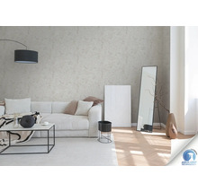 Wohnzimmer mit Sofa, Couchtisch, Stehlampe und Spiegel