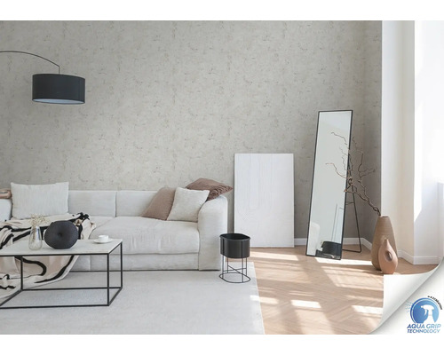 Wohnzimmer mit Sofa, Couchtisch, Stehlampe und Spiegel