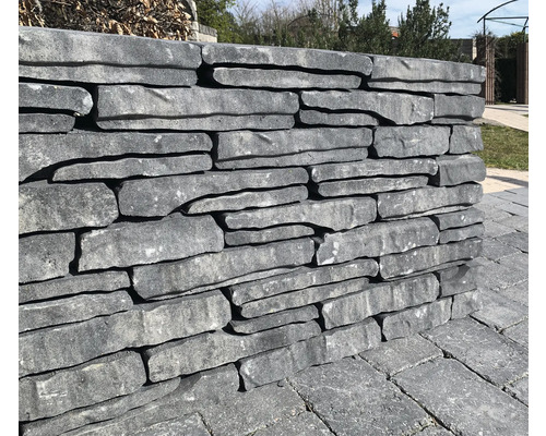 Mur en pierres naturelles à l''extérieur