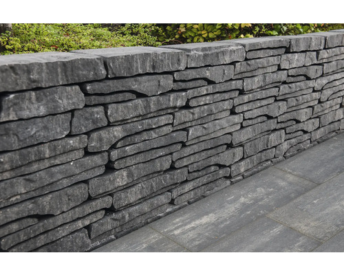 Mur en pierre dans le jardin avec aspect naturel et pierres irrégulières