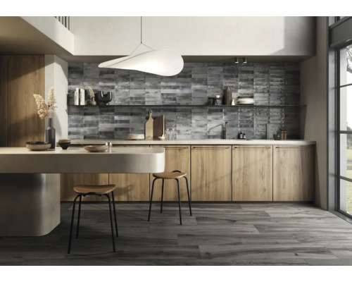 Cuisine moderne avec plancher en bois, armoires de cuisine en bois et dosseret carrelé gris