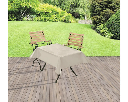Scène de jardin avec table de jardin, chaises et nappe à l''extérieur