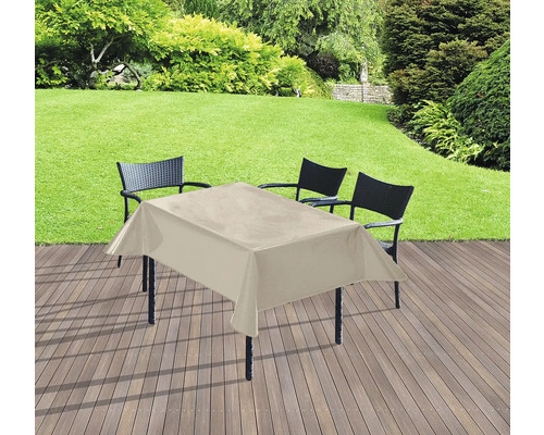 Table avec nappe beige sur une terrasse