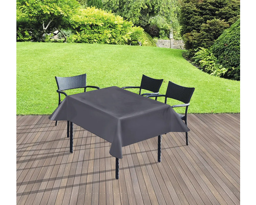 Scène de jardin avec table, chaises et nappe sur une terrasse