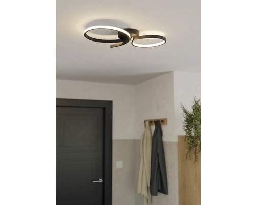Plafonnier moderne avec un design en forme d''anneau dans le couloir.