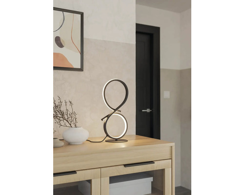 Lampe de table décorative au design moderne sur une armoire en bois