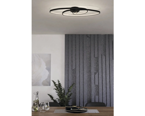 Scène d''intérieur moderne avec un plafonnier LED au-dessus d''une table à manger.