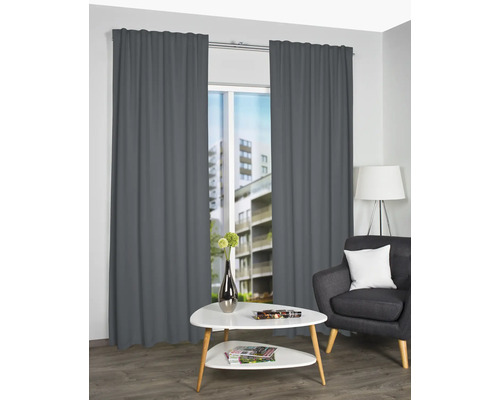 Salon avec rideaux, fauteuil et table