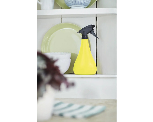 Gelbe Sprühflasche im Regal