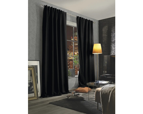 Salon avec longs rideaux noirs sur une tringle à rideaux
