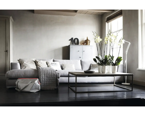 Helles Wohnzimmer mit Sofa, Couchtisch, Schrank und dekorativen Elementen