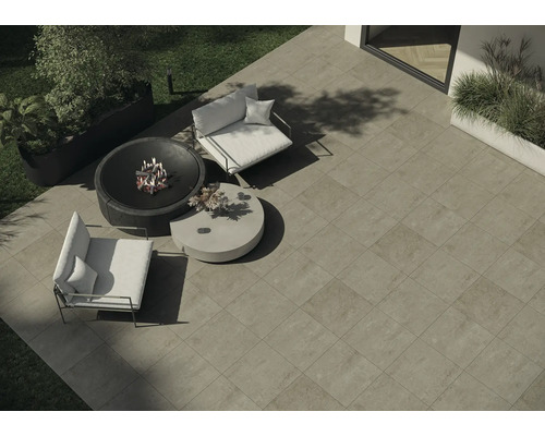 Terrasse mit Sitzbereich, Feuerstelle und Pflanzgefäßen