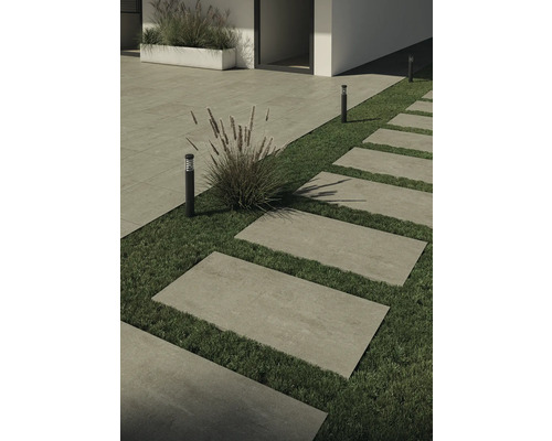 Gartenweg mit rechteckigen Steinplatten im Rasen und Gartenbeleuchtung