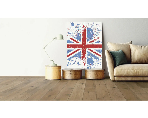 Wohnzimmer mit Sofa, Tischleuchte und einem Gemälde mit der britischen Flagge als Motiv