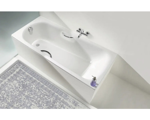 Baignoire rectangulaire avec robinetterie et poignée dans une salle de bain lumineuse