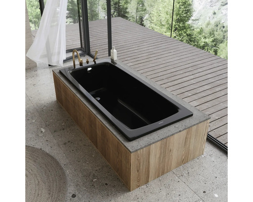 Schwarze Badewanne mit Holzverkleidung in einem modernen Badezimmer.