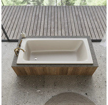 Eingebaute Badewanne mit Armatur in modernem Badezimmer